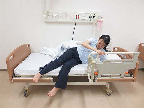 手すりを使った起き上がり