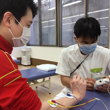 低周波電気刺激による神経筋再教育